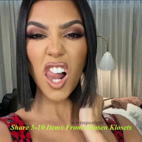 11/1 - Sat - Kardashian Share Group - Picture 3 of 16